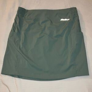 Eddie Bauer large women’s light Green Skirt with zip Pocket and cargo pockets